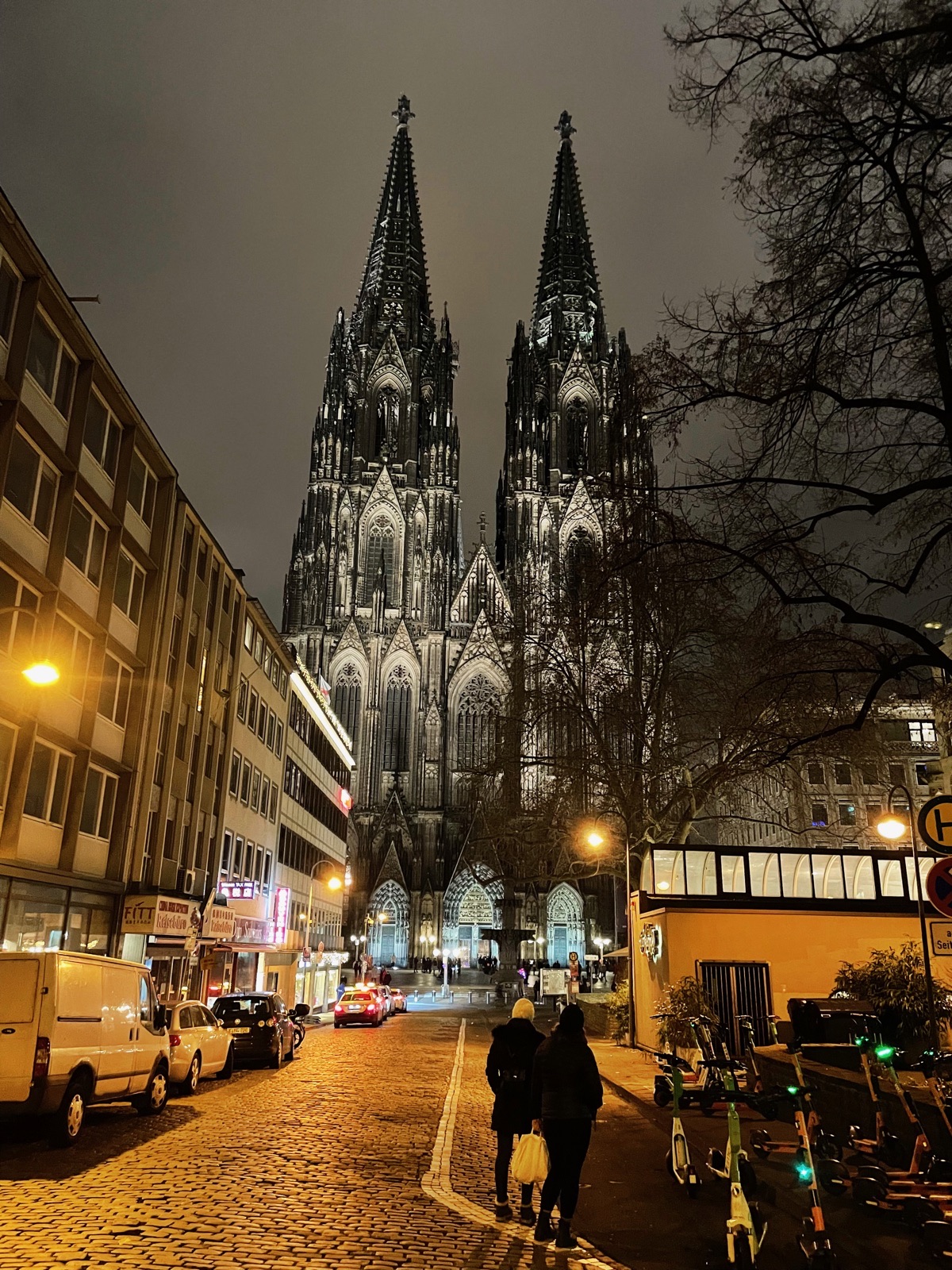 Cologne Cathedral at night near Kuchi Mami